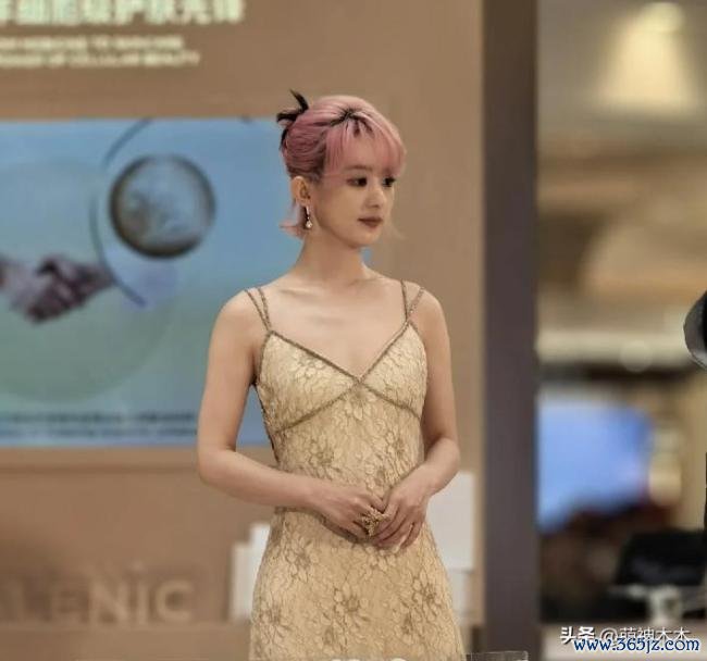 赵丽颖被曝恋情后首现身：粉发长裙气象佳