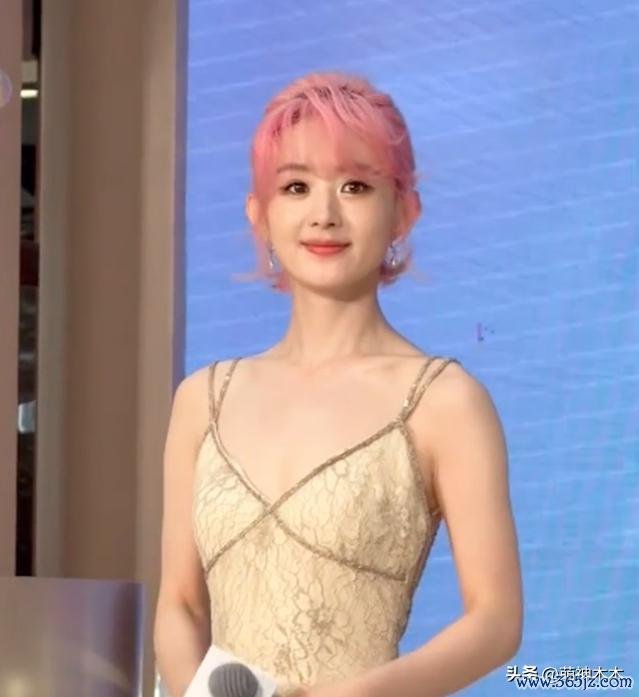 赵丽颖被曝恋情后首现身：粉发长裙气象佳