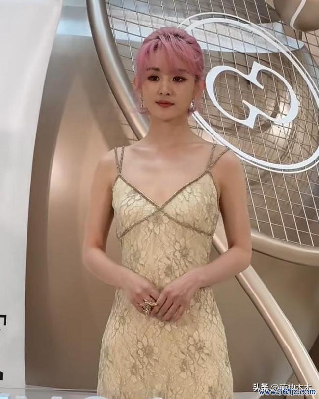 赵丽颖被曝恋情后首现身：粉发长裙气象佳
